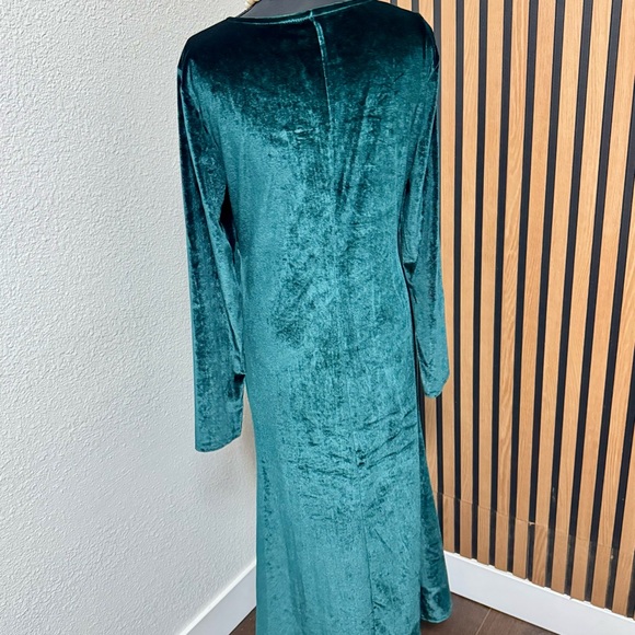 Elegant Emerald Green Velvet Wrap Dress - Picture 5 of 5